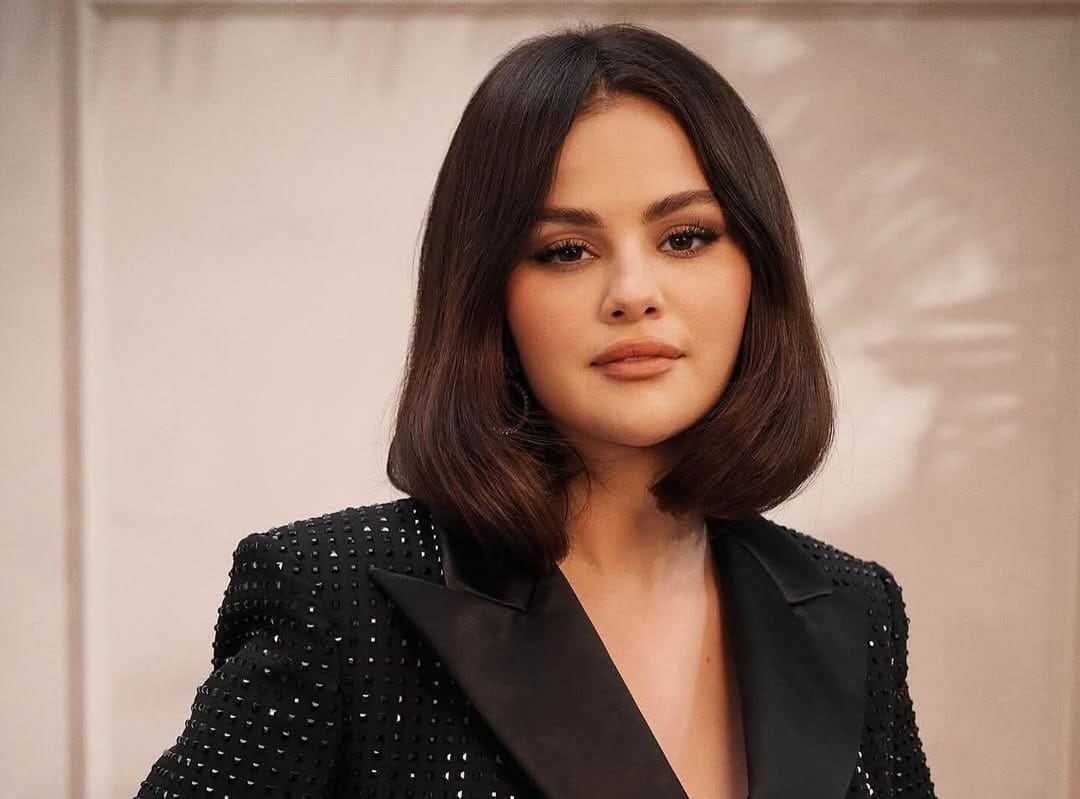 Sleek Collarbone Bob With Sharp Ends Sleek Collarbone Bob With Sharp Ends — Winter Haircuts for Round Faces