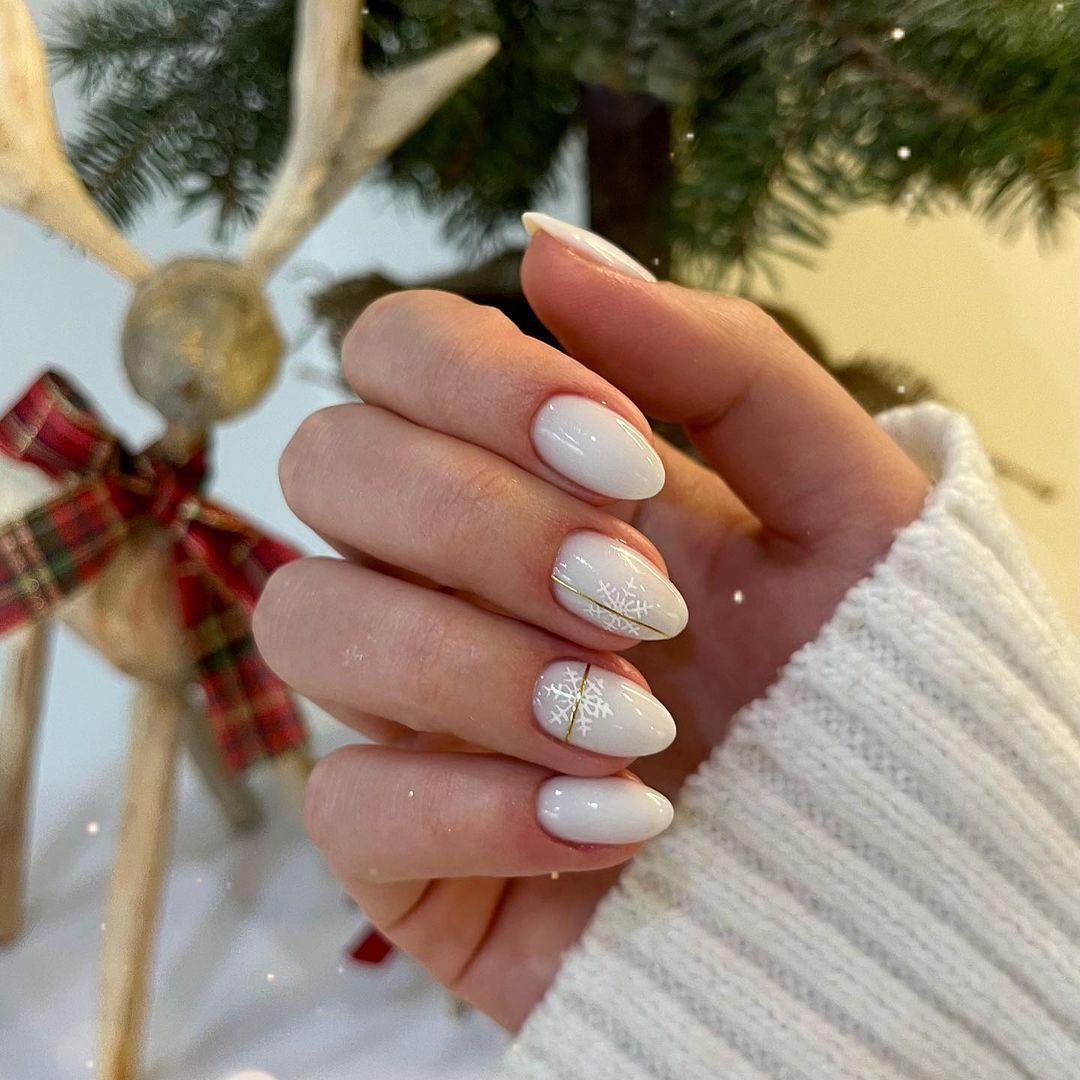 Winter Visual Idea Winter Visual Idea — Short Christmas Nails 2026