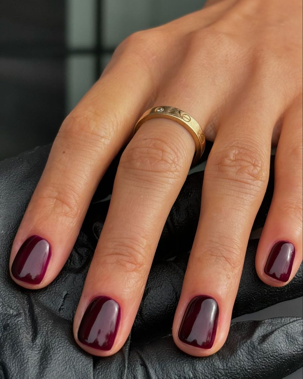 One Hand Short Square Glossy Burgundy One Hand Short Square Glossy Burgundy — Burgundy Nails