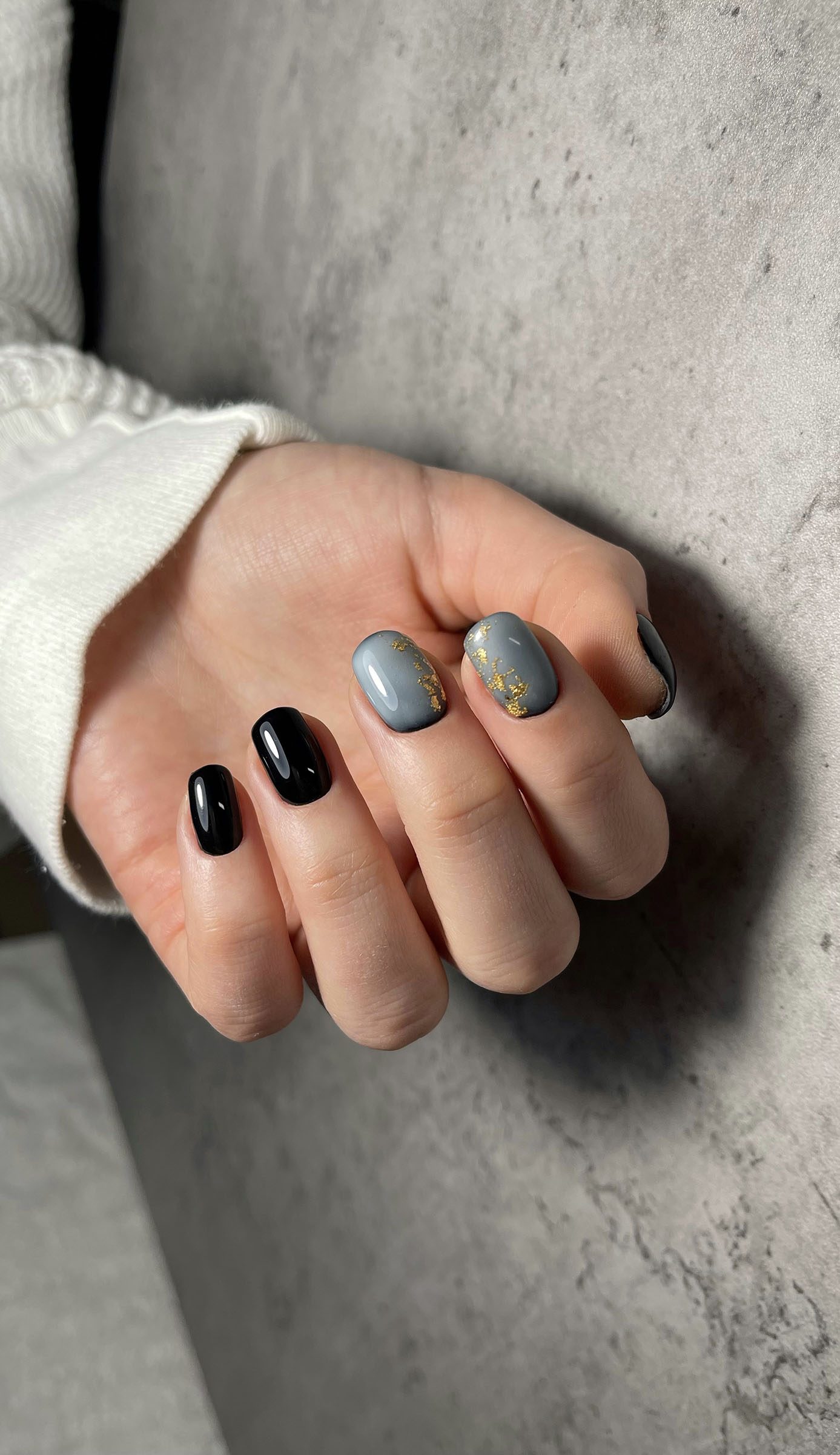 Short Oval Grey Black with Gold Foil Accents Short Oval Grey Black with Gold Foil Accents — Fall to Winter Nails