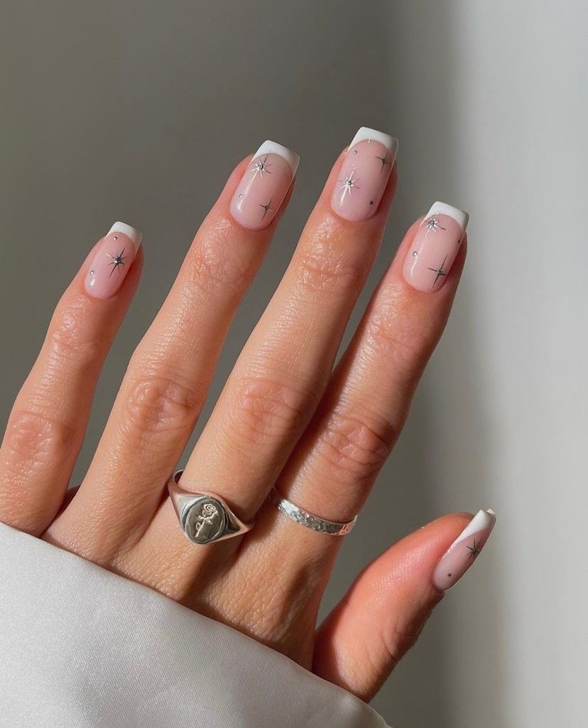 The Single Detail A Reader Notices First Visual Idea The Single Detail A Reader Notices First Visual Idea — Minimalist Christmas Nails 2026