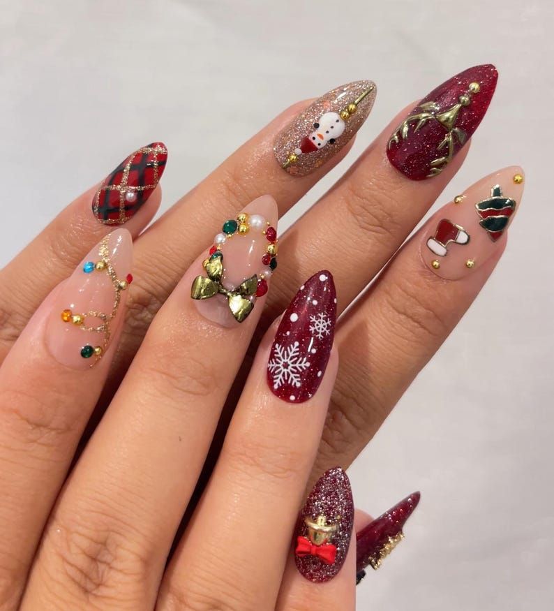 Visual Idea Visual Idea — Red and Green Christmas Nails 2026