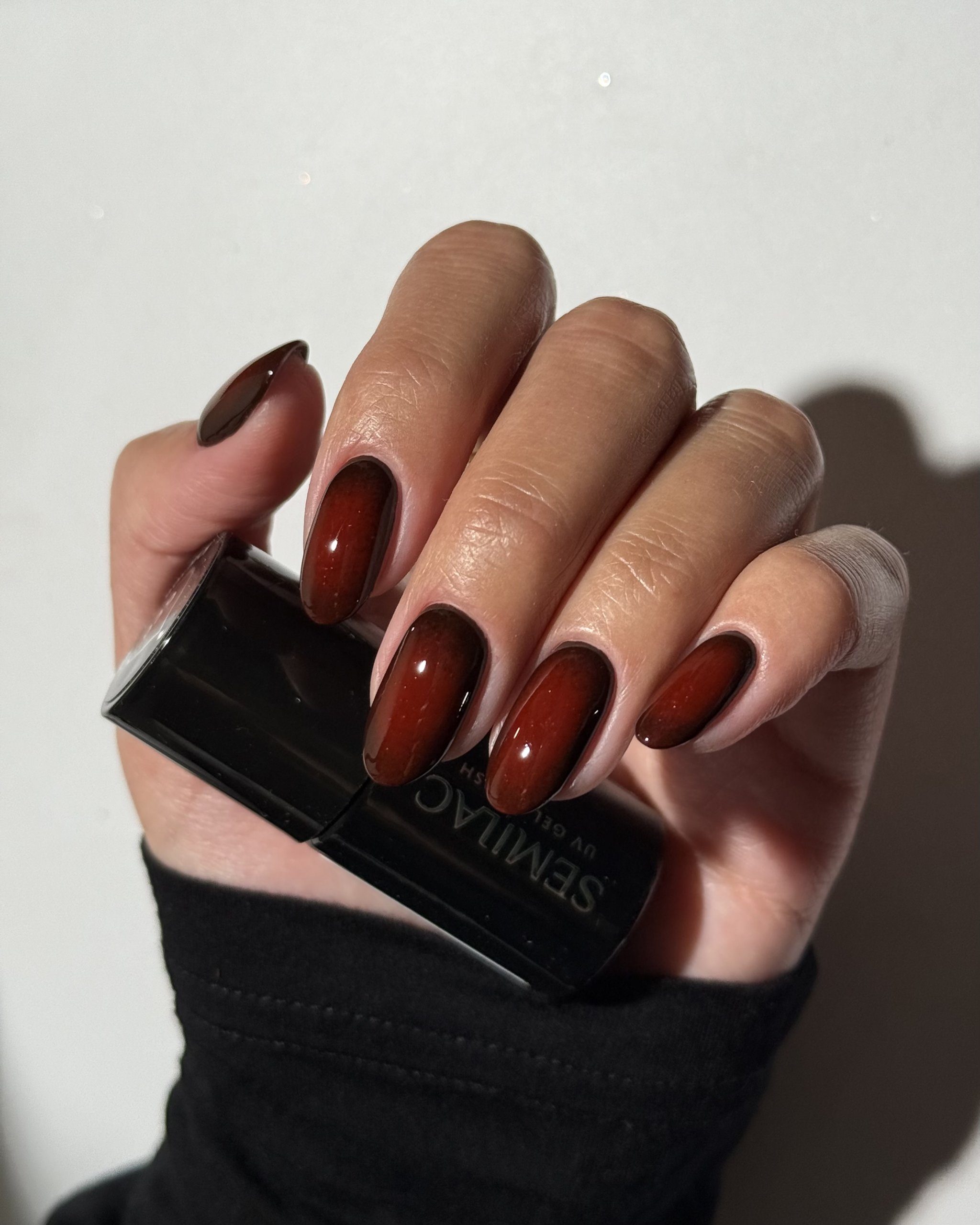 Glossy Dark Brown to Red Ombre Medium Oval Nails Glossy Dark Brown to Red Ombre Medium Oval Nails — Black Cherry Nails