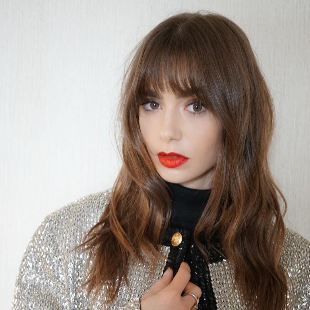 Wavy Collarbone Blowout With Highlights Wavy Collarbone Blowout With Highlights — Winter Haircuts with Curtain Bangs