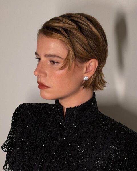 Sleek Chin Bob With Side Sweep Sleek Chin Bob With Side Sweep — Short Winter Haircuts