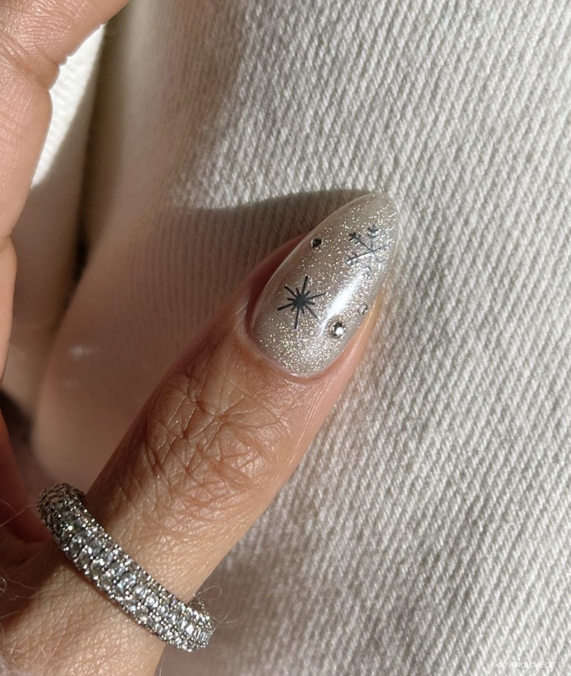 Glitter Base Snowflake Oval Nails Glitter Base Snowflake Oval Nails — NYE Nails 2027
