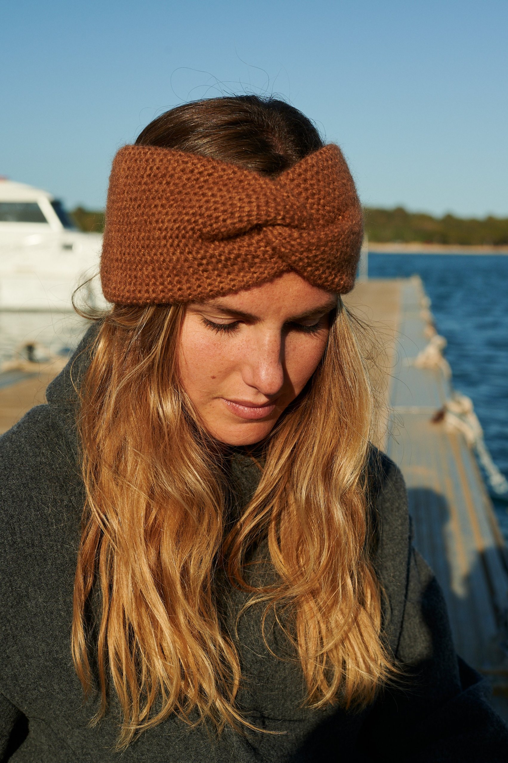 Mid-Back Wavy Hair with Twisted Headband — Winter Hairstyles with Headband