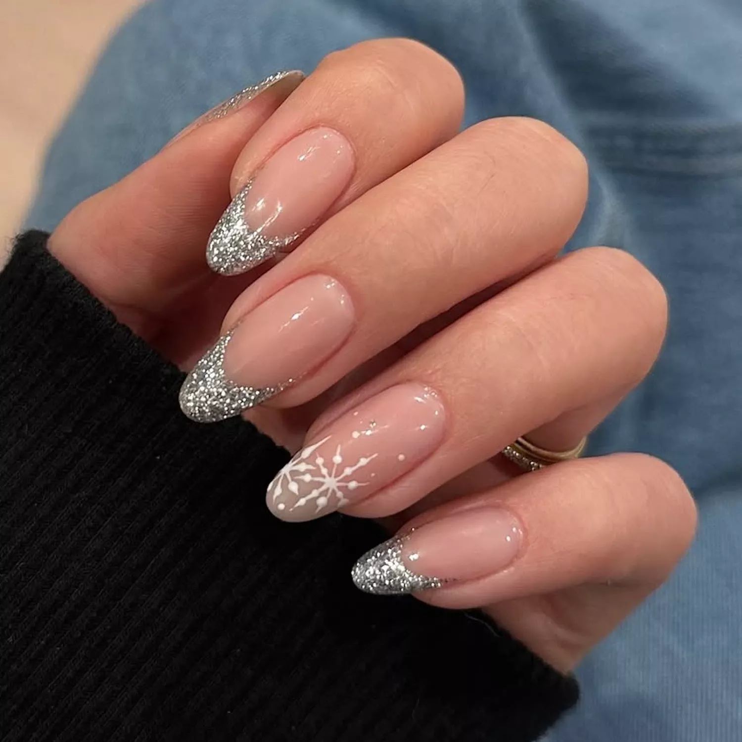 Visual Idea Visual Idea — Christmas Almond Nails 2026
