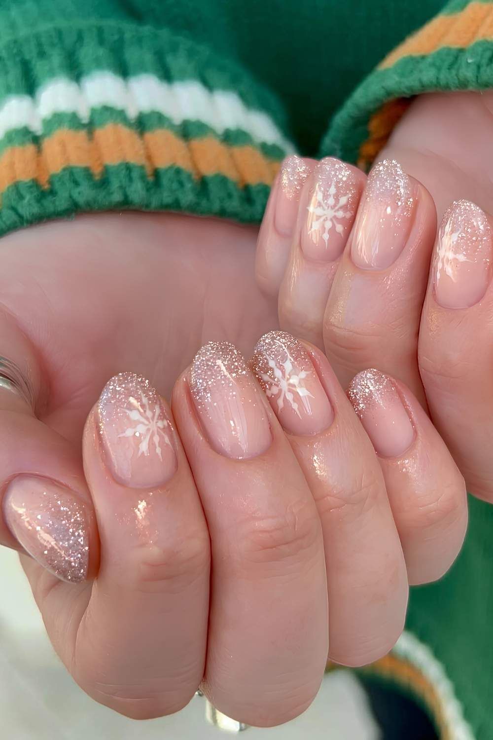Medium Oval White Snowflake Glitter Gradient Medium Oval White Snowflake Glitter Gradient — Winter Gold Nails