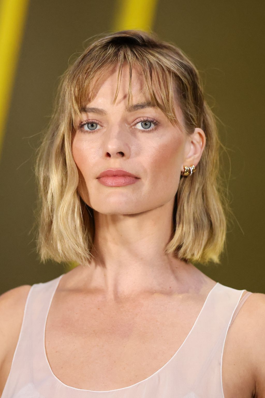 Light Brown Chin-Length Bob With Blunt Bangs Light Brown Chin-Length Bob With Blunt Bangs — Winter Bob Haircuts
