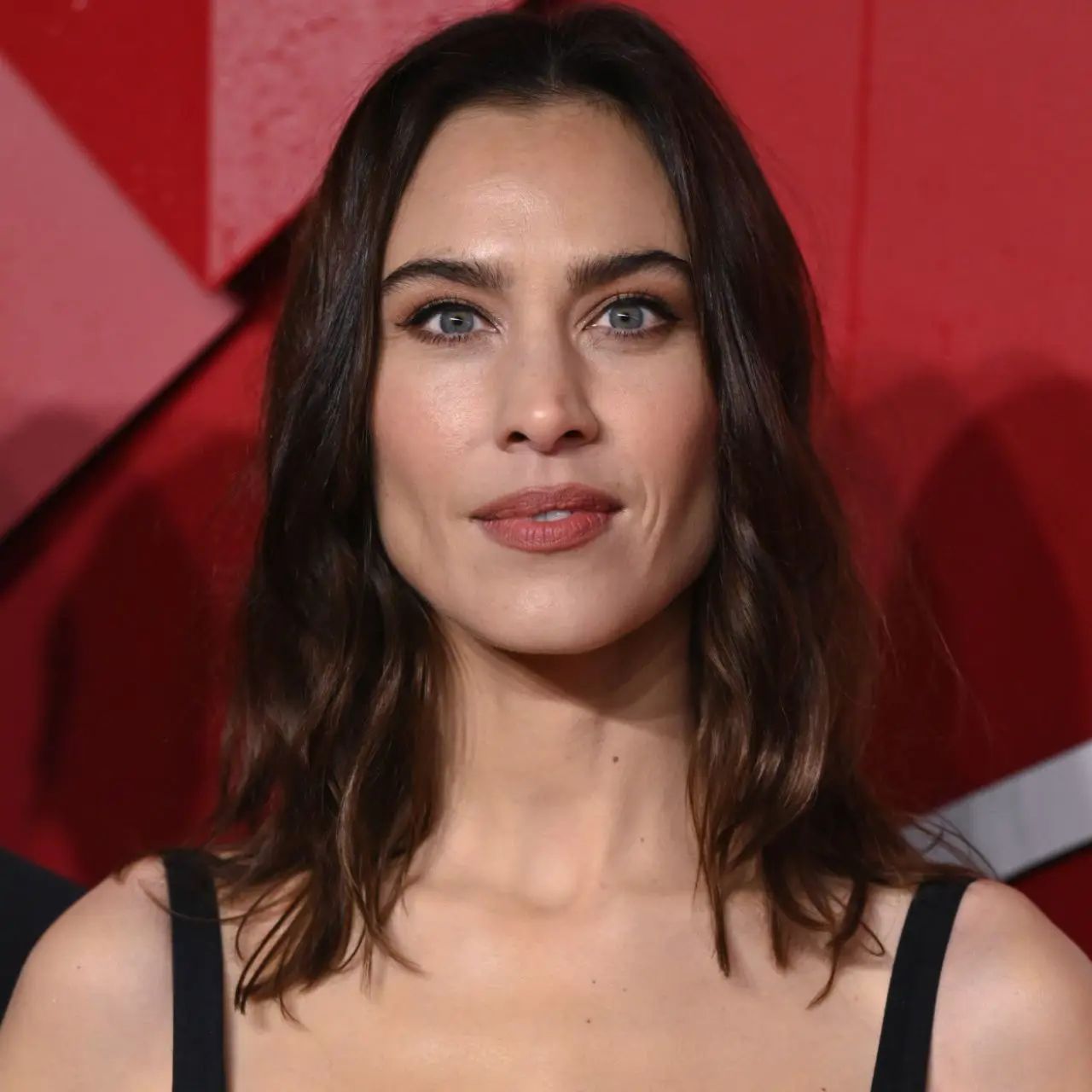 Collarbone Lob With Loose Waves — Winter Haircuts for Oval Faces