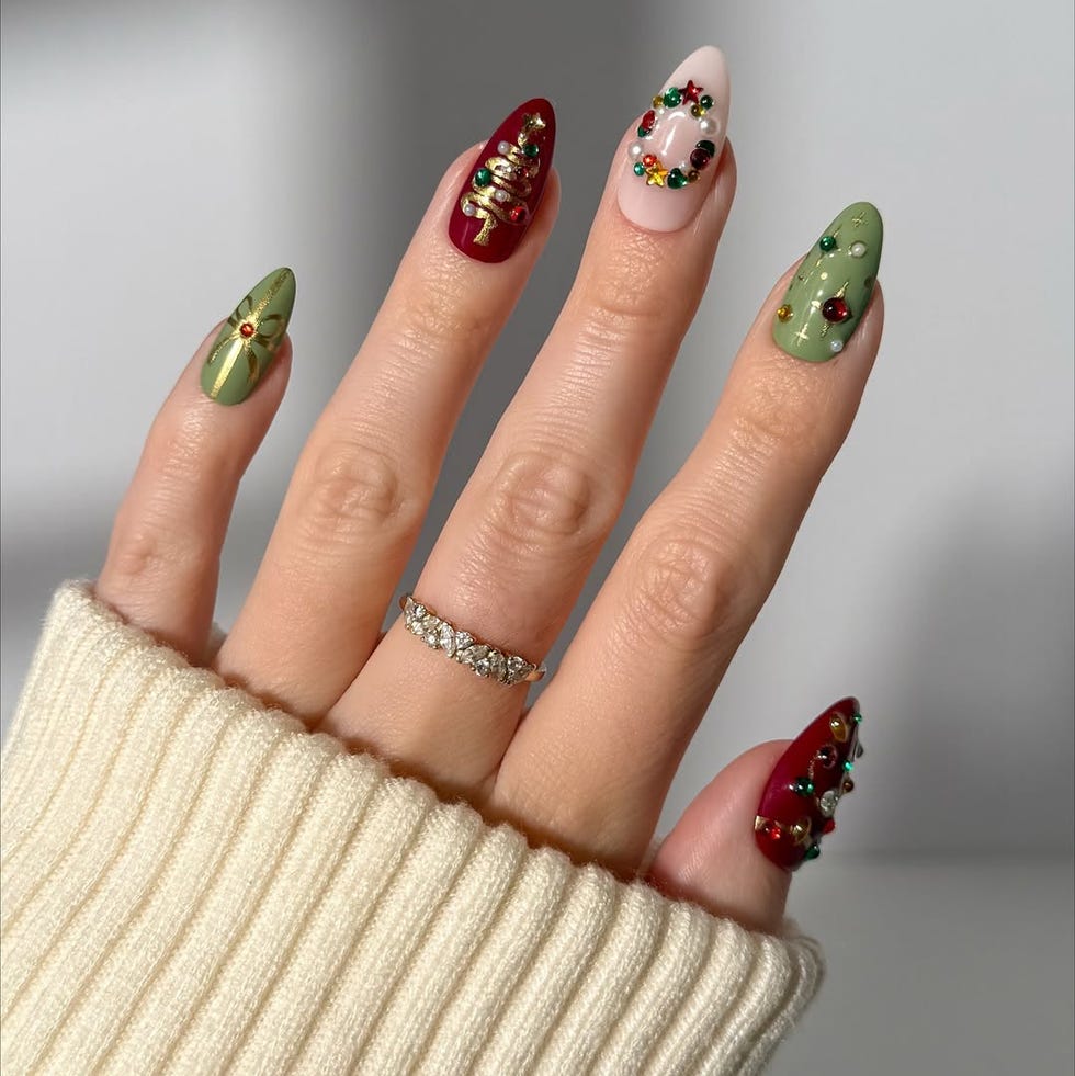 Glossy Glitter Deep Red Coffin Nails with Gold Line and Glitter Gradient Glossy Glitter Deep Red Coffin Nails with Gold Line and Glitter Gradient — Red and Gold Christmas Nails 2026