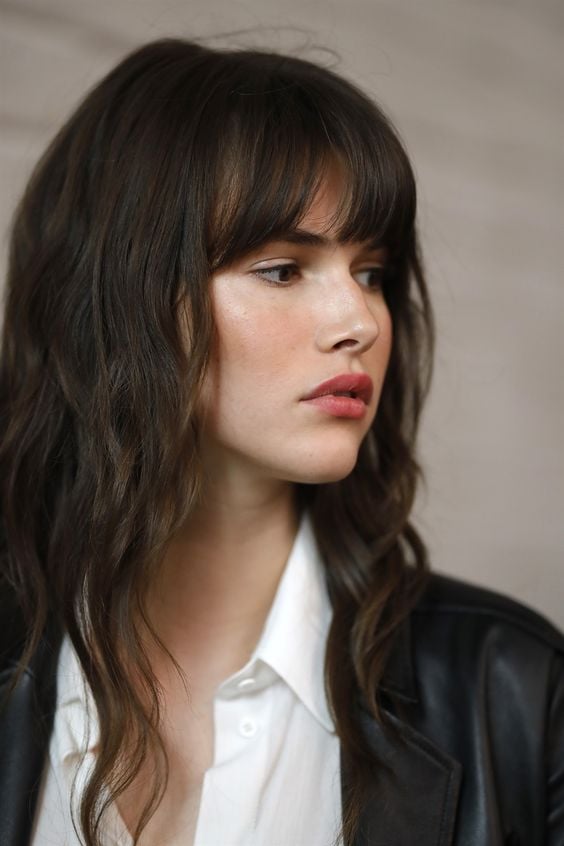 Mid-Back Wavy Dark Brown With Caramel Highlights Mid-Back Wavy Dark Brown With Caramel Highlights — Long Winter Haircuts