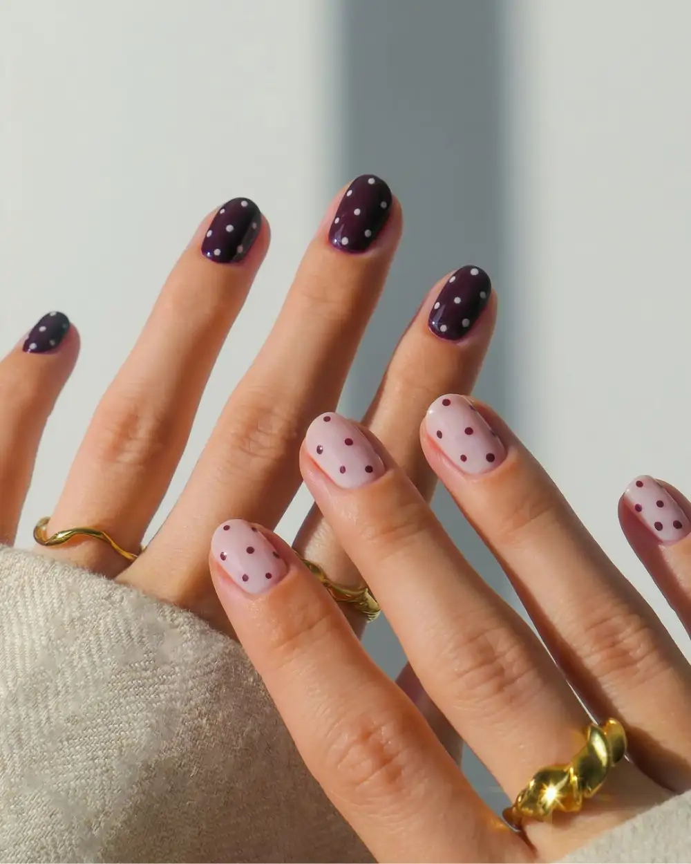 Contrasting Polka Dot Oval Nails Contrasting Polka Dot Oval Nails — Short Winter Oval Nails
