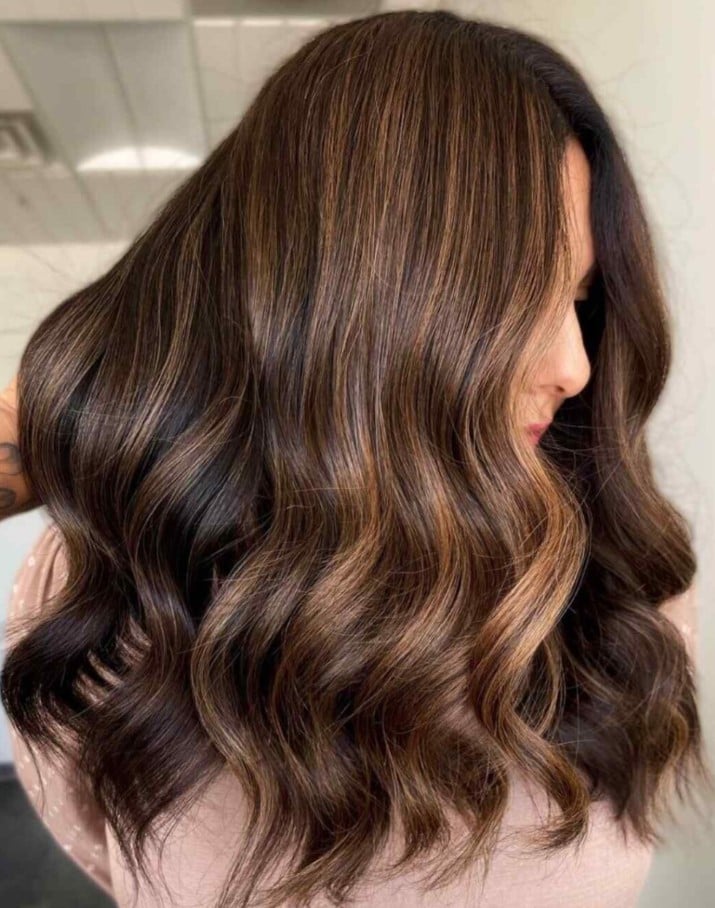 Collarbone Wavy Dark Brown With Caramel Highlights Collarbone Wavy Dark Brown With Caramel Highlights — Winter Layered Haircuts