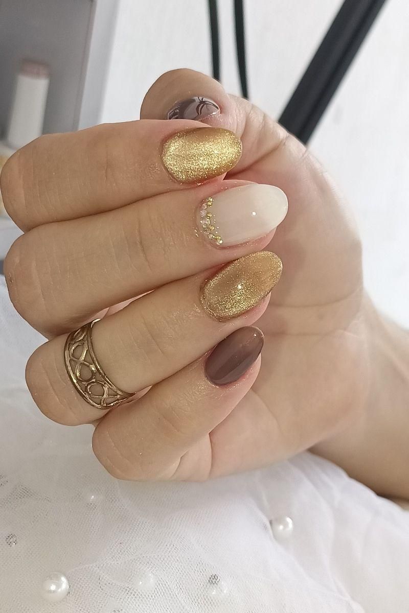 Winter Visual Idea — Winter Champagne Nails