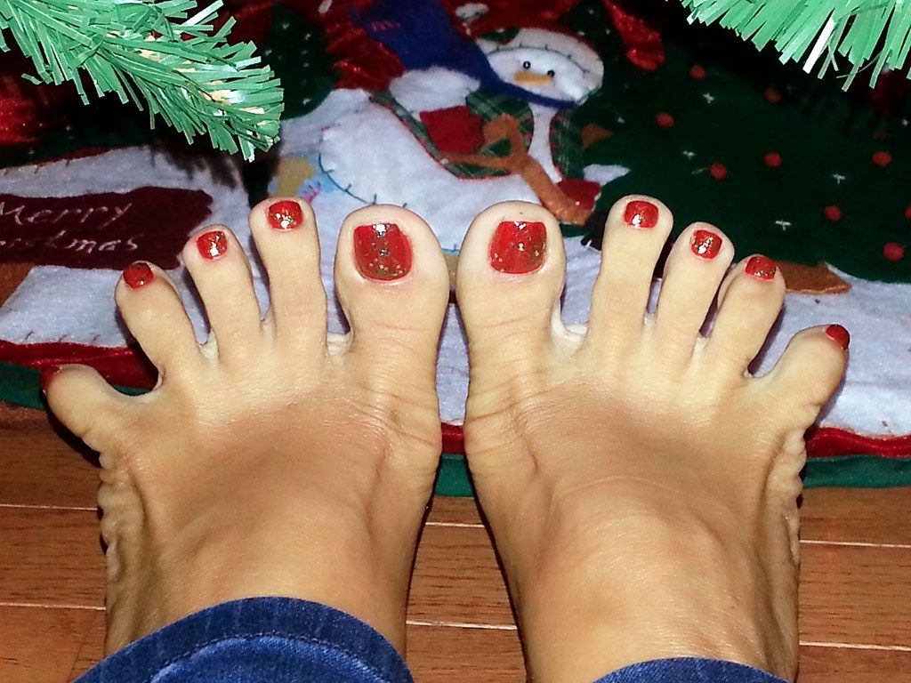 Red Gold Glitter Visual Idea Red Gold Glitter Visual Idea — Christmas Pedicure 2026