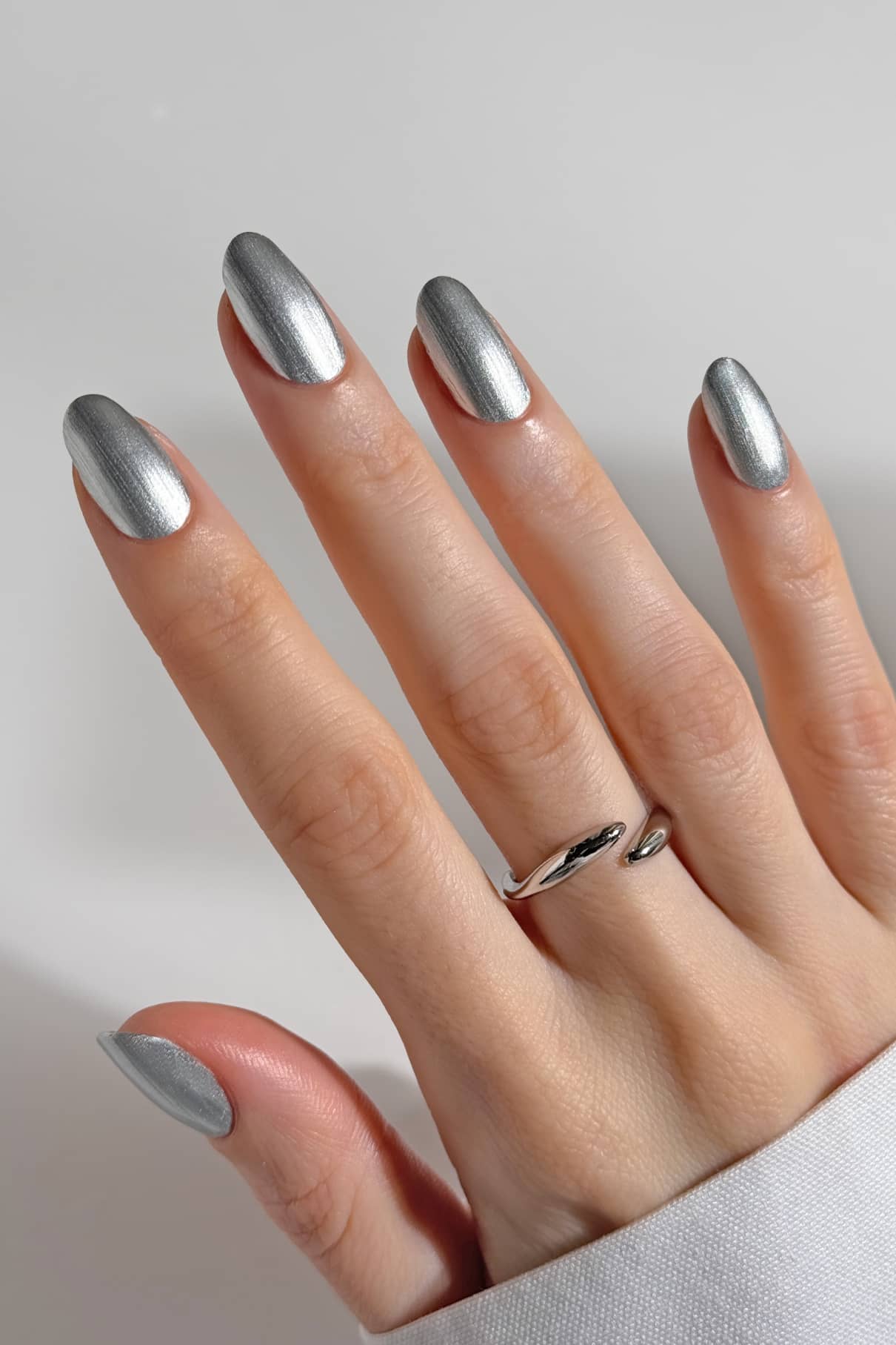 Mirror Finish on Medium Oval Nails Mirror Finish on Medium Oval Nails — Silver Chrome Nails
