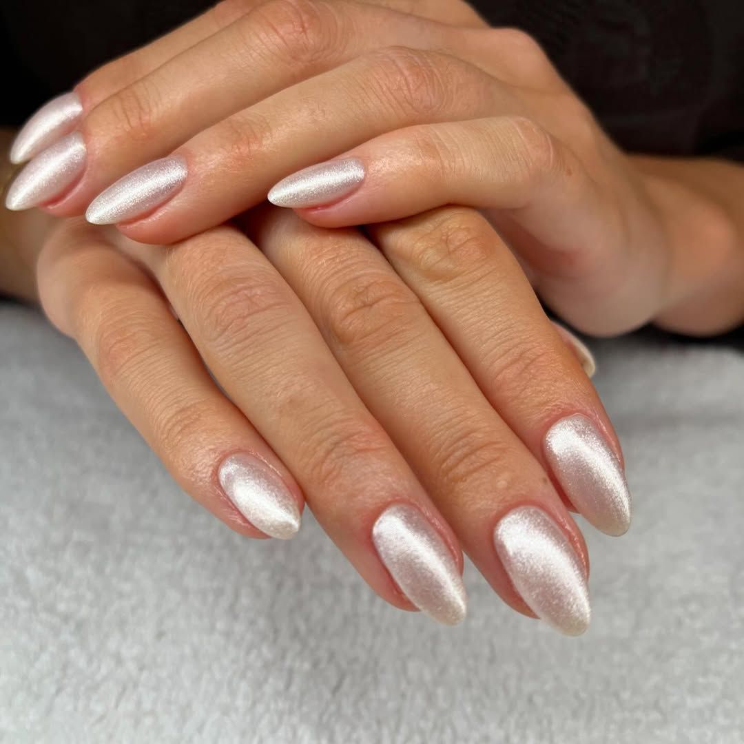 Pale Champagne Shimmer Glossy Oval Nails Pale Champagne Shimmer Glossy Oval Nails — Clean Girl Winter Nails