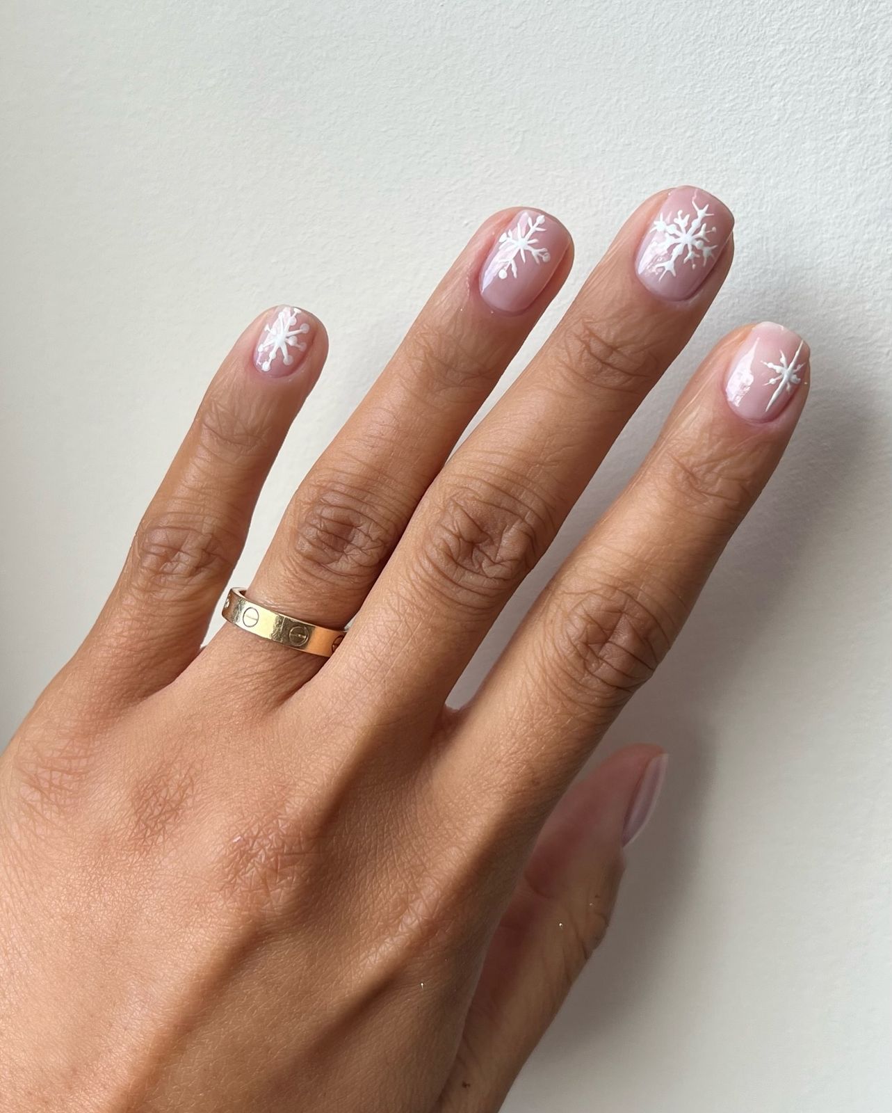 White Snowflakes On Accent Nails Visual Idea — Short Christmas Square Nails 2026
