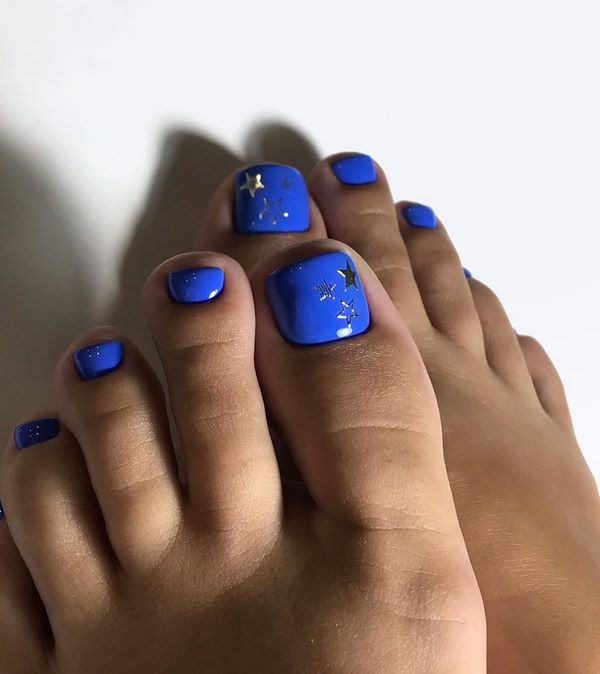 Bright Blue with Festive Gold Stars Bright Blue with Festive Gold Stars — Winter Toe Nails