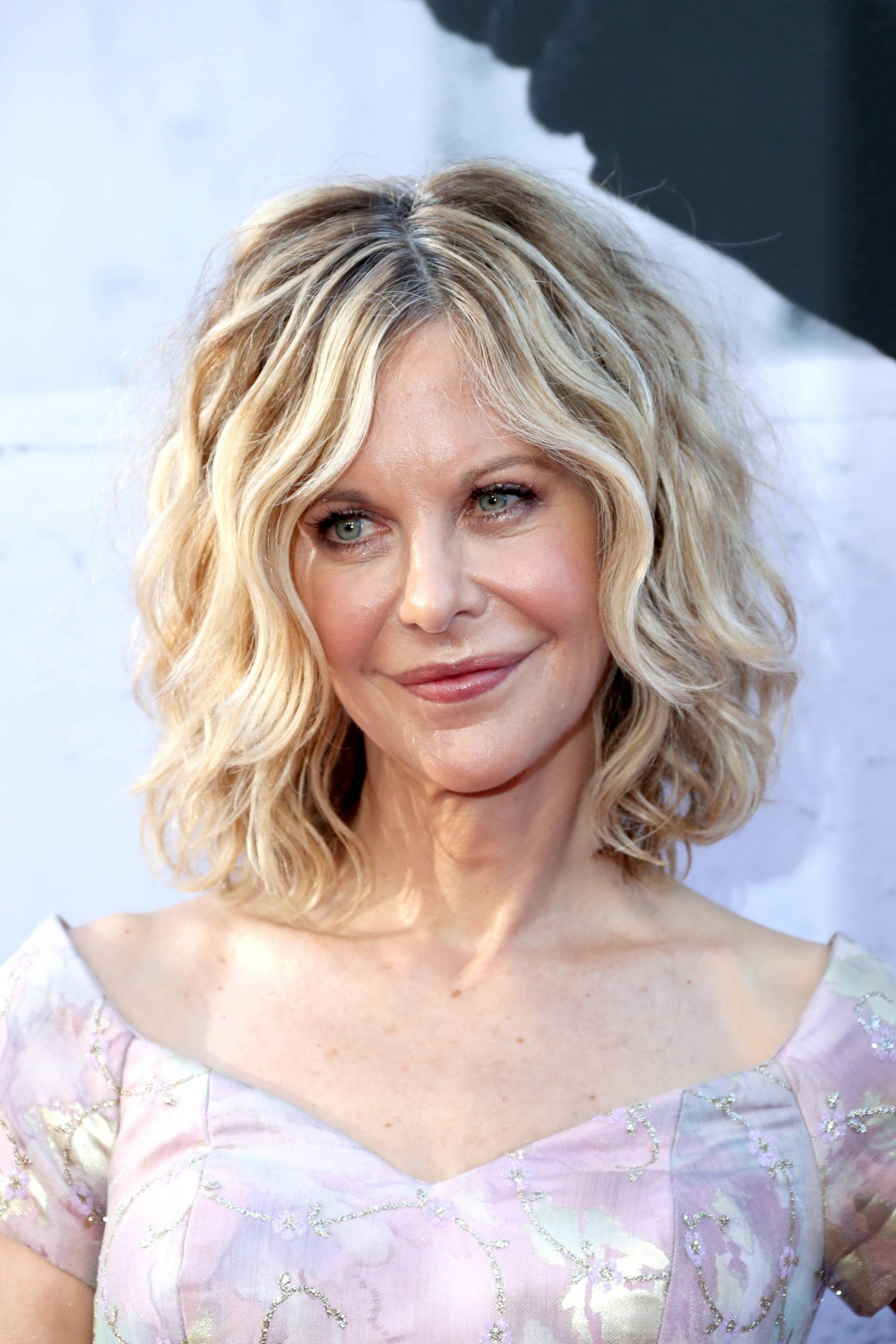 Collarbone Blonde Lob With Soft Waves Collarbone Blonde Lob With Soft Waves — Winter Haircuts for Women Over 50