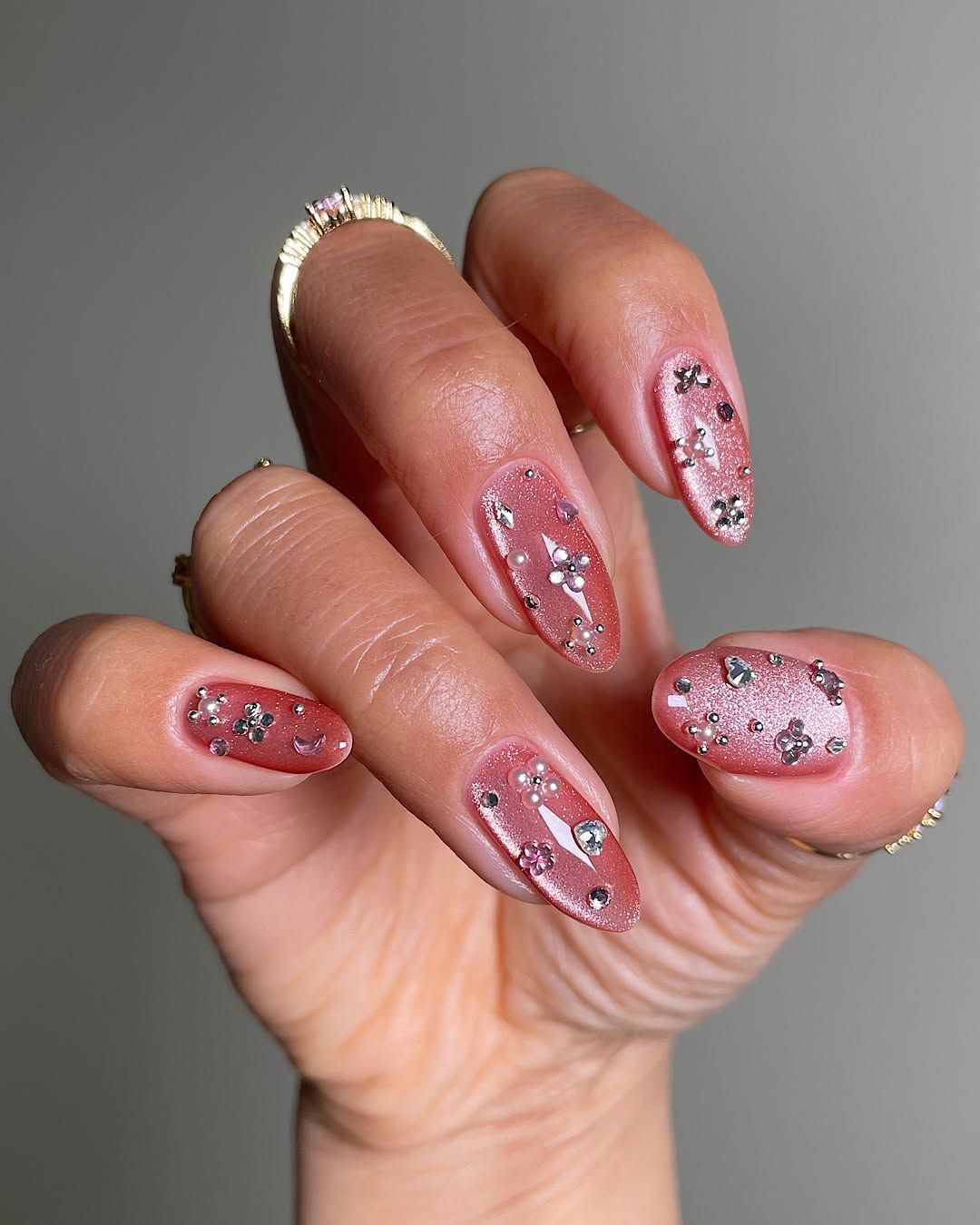 Shimmer Glitter Visual Idea Shimmer Glitter Visual Idea — Winter Wedding Guest Nails