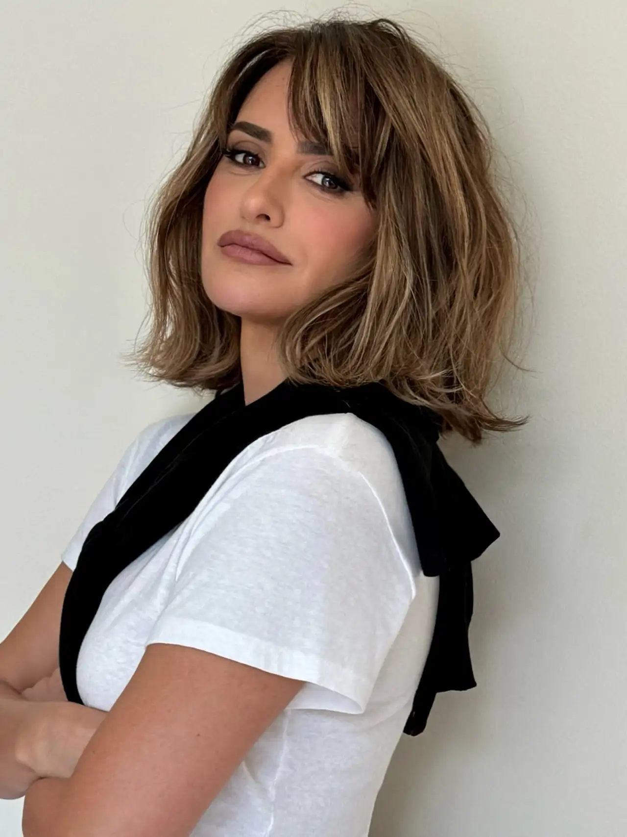 Dark Bob With Wavy Curtain Bangs Dark Bob With Wavy Curtain Bangs — Winter Haircuts with Bangs
