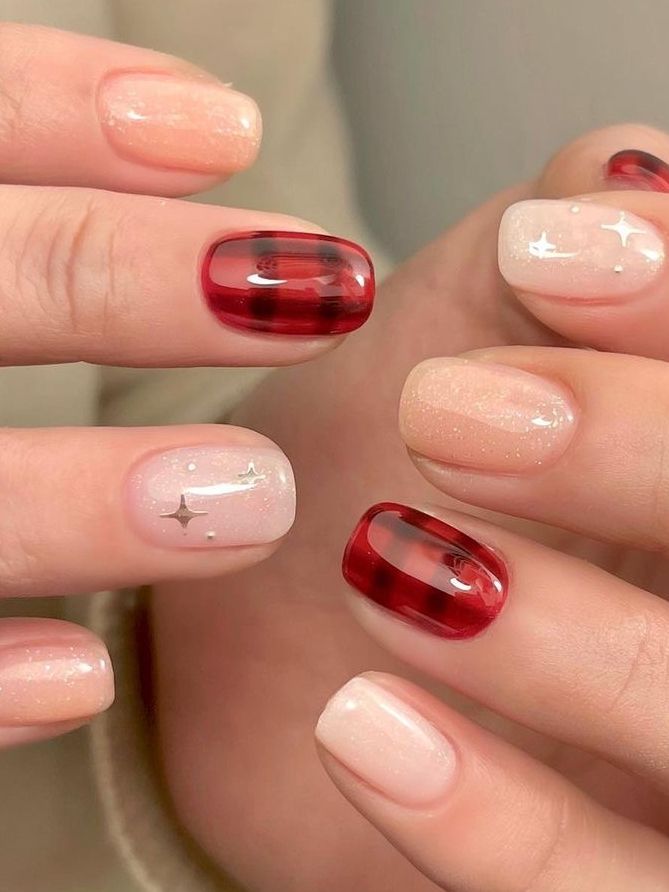 Short Oval Nude with Glitter Stars and Plaid Accents Short Oval Nude with Glitter Stars and Plaid Accents — Winter Nail Art Simple
