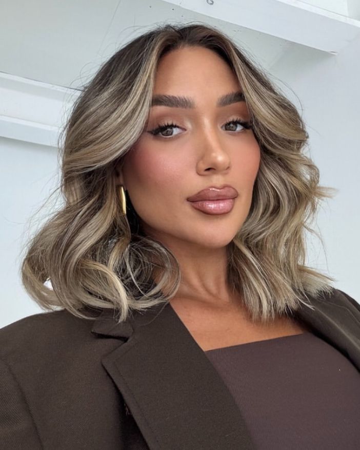 Bob With Side-Swept Bangs and Blonde Highlights — Winter Hair Colors for Short Hair