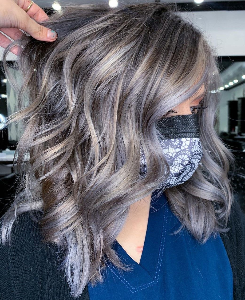 Collarbone Waves With Ash Blonde and Silver Highlights Collarbone Waves With Ash Blonde and Silver Highlights — Gray Blending Highlights