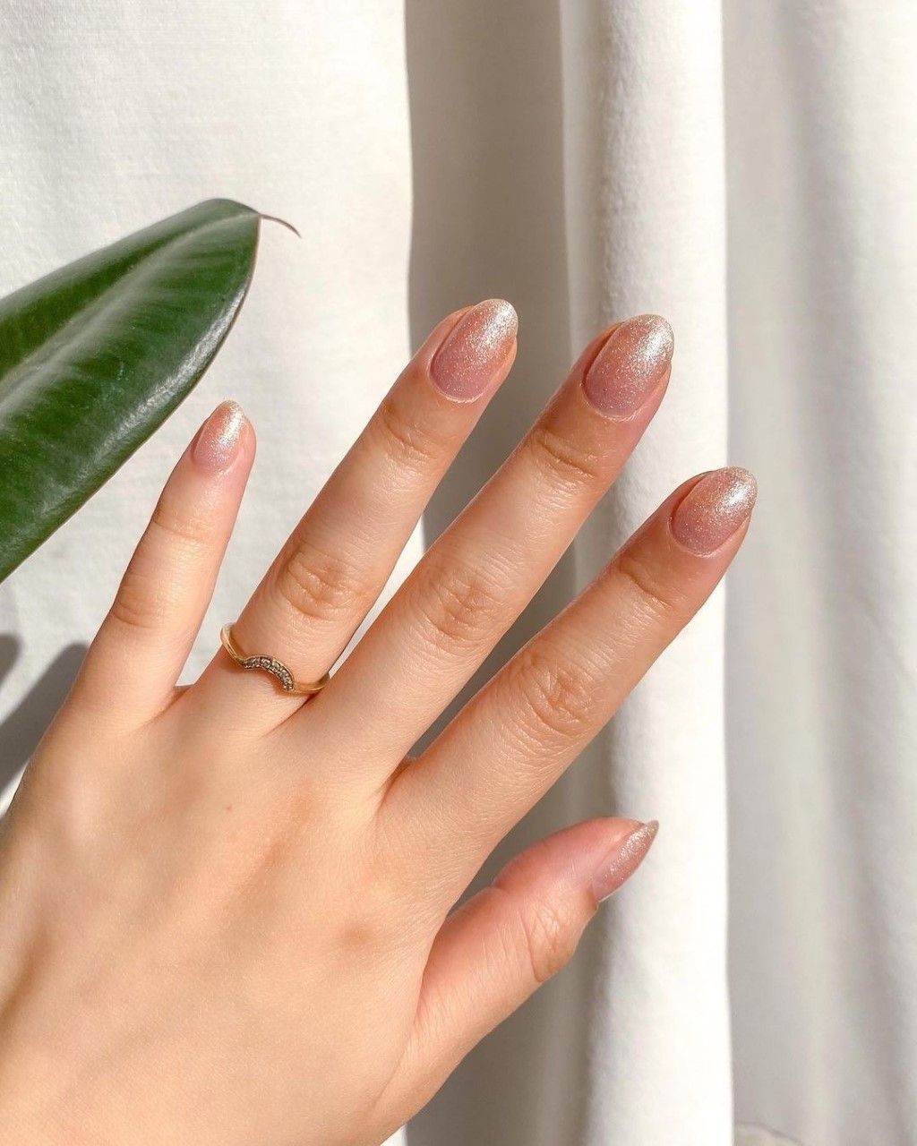 Medium Oval Pale Pink Champagne Shimmer — Winter Champagne Nails