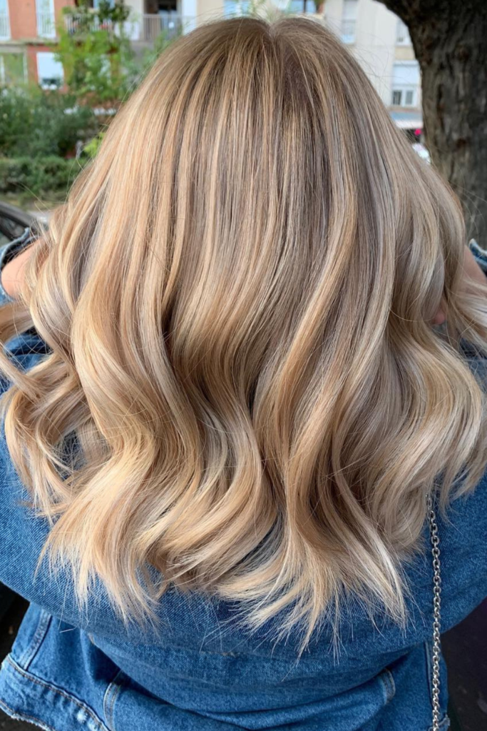 Collarbone Icy Platinum Cool Beige Collarbone Icy Platinum Cool Beige — Icy Blonde Hair