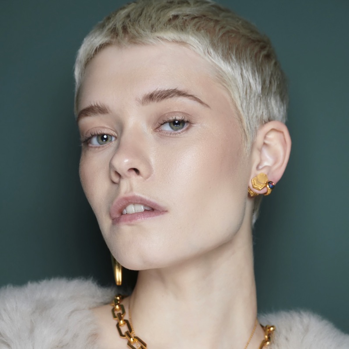 Angled Ash Blonde Lob With Root Shadow Angled Ash Blonde Lob With Root Shadow — Winter Lob Haircuts