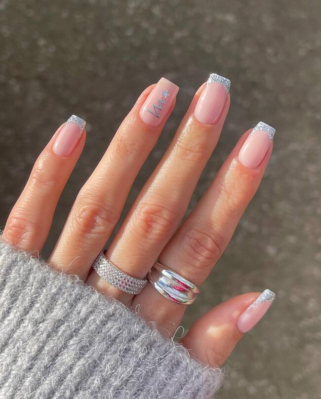 Silver Glitter French Tips with Zig-Zag Art Silver Glitter French Tips with Zig-Zag Art — Winter Nail Art Simple