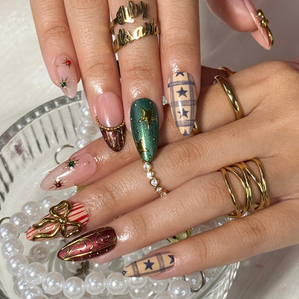 Matte Nude Christmas Leaves and Berries Matte Nude Christmas Leaves and Berries — New Years Press On Nails 2027