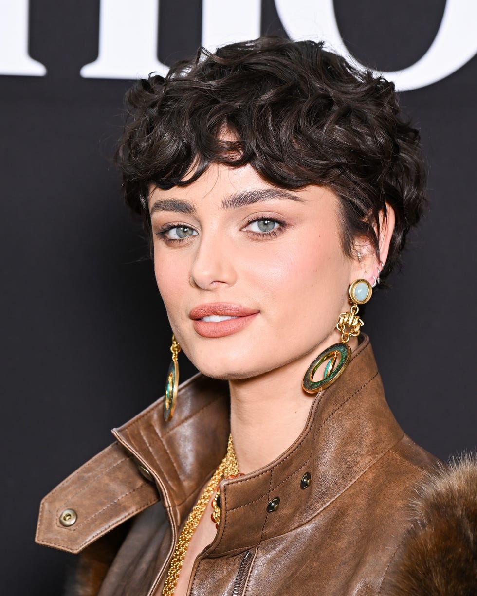 Tousled Dark Brown Pixie Waves Tousled Dark Brown Pixie Waves — Winter Pixie Haircuts