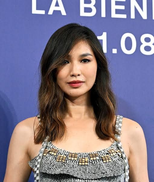 Mid-Back Layers With Caramel Highlights — Winter Haircuts for Oval Faces