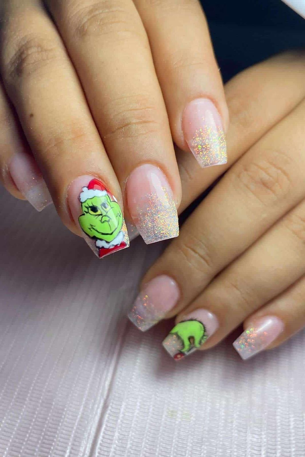 Short Square Grinch Face Accent Nails Short Square Grinch Face Accent Nails — Grinch Nails 2026