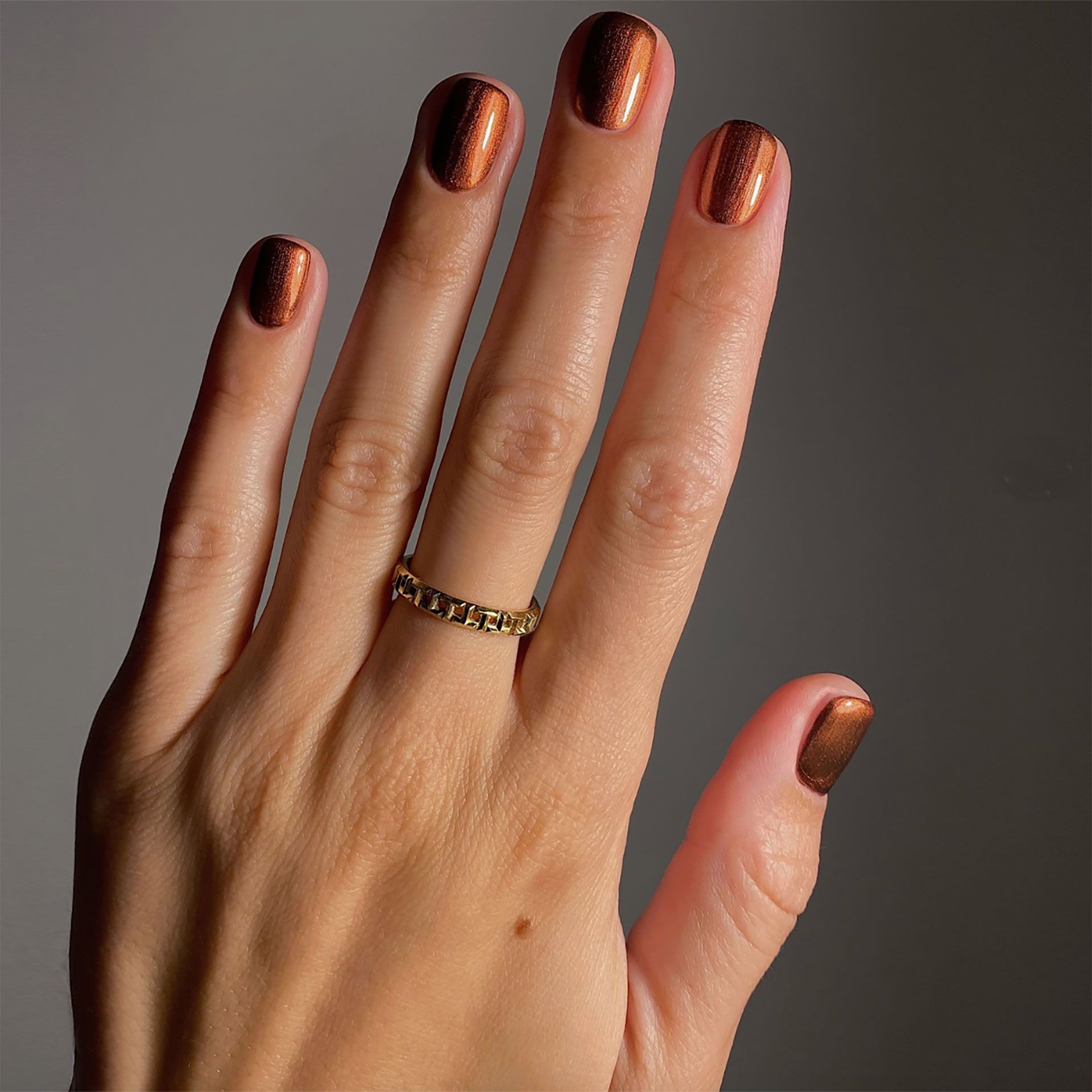 Metallic Bronze Chrome Nails Metallic Bronze Chrome Nails — Winter Nail Trends