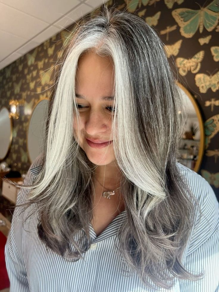 Collarbone Layers With Subtle Gray Blend Collarbone Layers With Subtle Gray Blend — Gray Blending Highlights