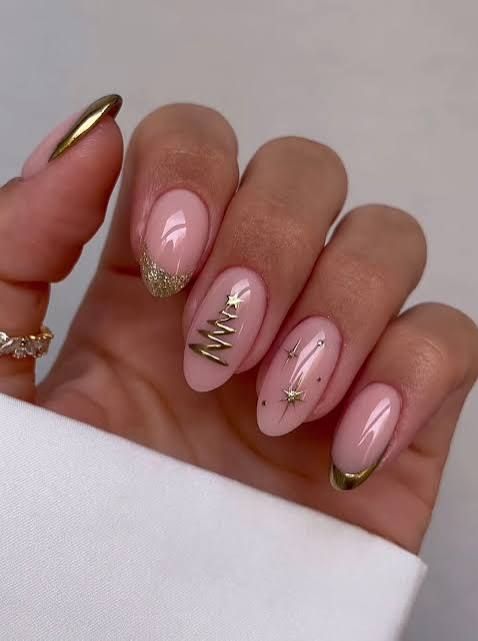 44 Simple Christmas Nail Designs For The Holidays 2025 - Stolen Inspiration