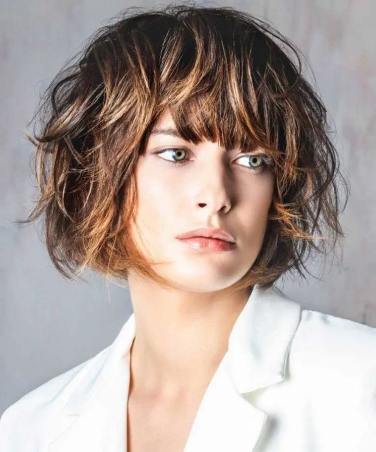 TENDENZE CAPELLI MOSSI MEDI 2023 | Stile Libero Parrucchieri