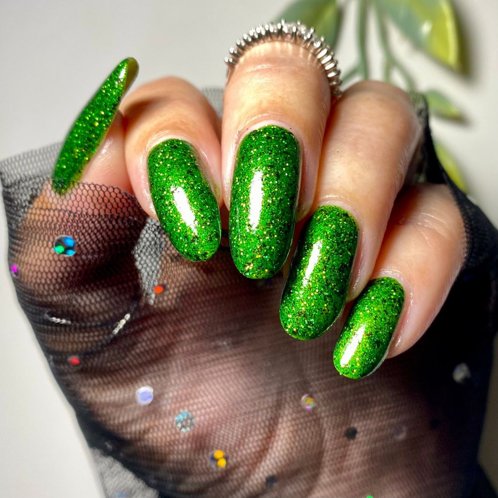 Visual Idea — Green Christmas Nails 2026