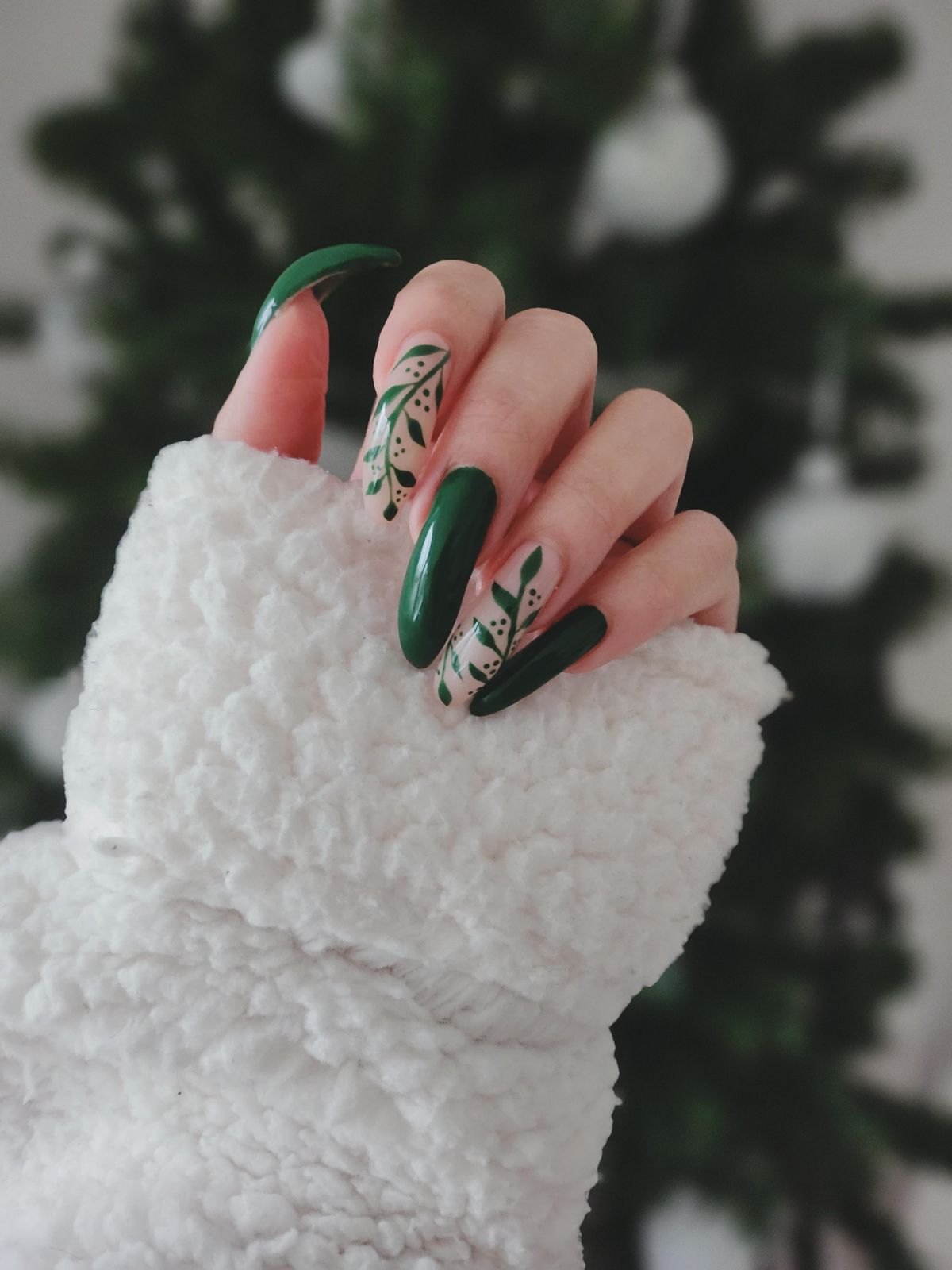 Visible Visual Idea — Green Christmas Nails 2026
