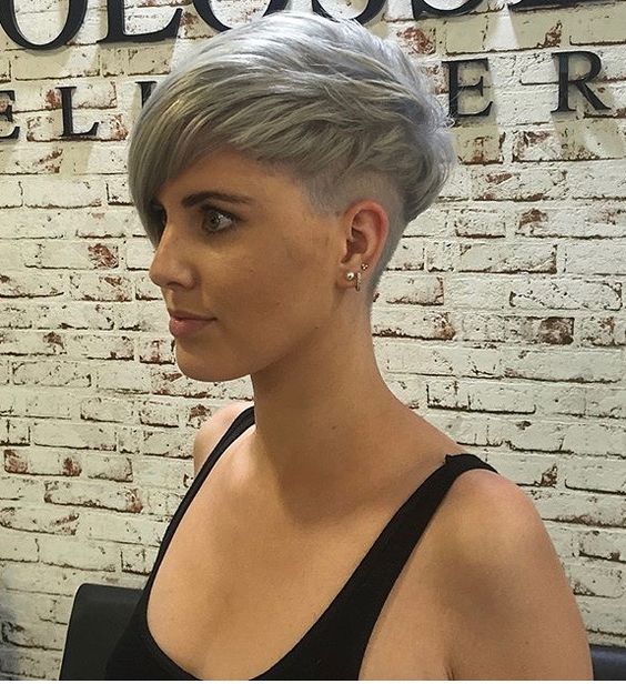 Side-Swept Ash Blonde Pixie With Undercut Side-Swept Ash Blonde Pixie With Undercut — Short Winter Haircuts