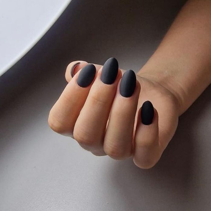 Unghie extra black? Sì, ma la manicure è opaca | Vanity Fair Italia