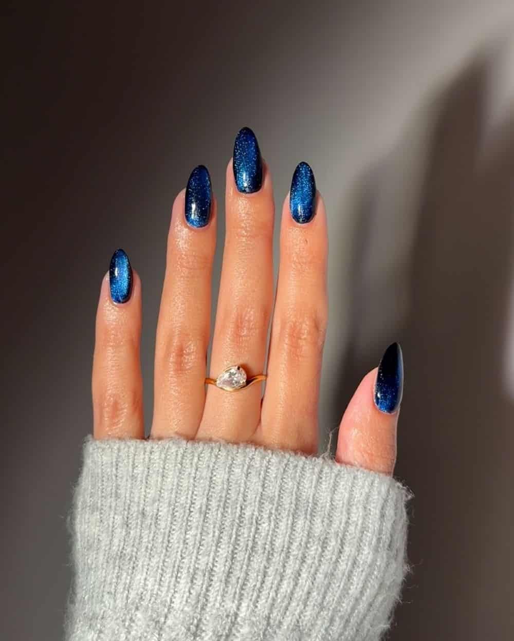 Cat-Eye Glitter Visual Idea Cat-Eye Glitter Visual Idea — Christmas Nail Colors 2026