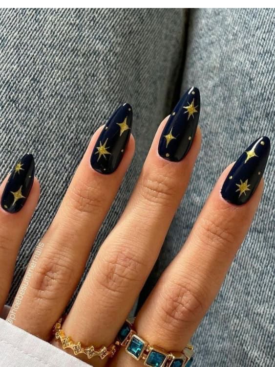 Winter Festive Visual Idea Winter Festive Visual Idea — Winter Gold Nails