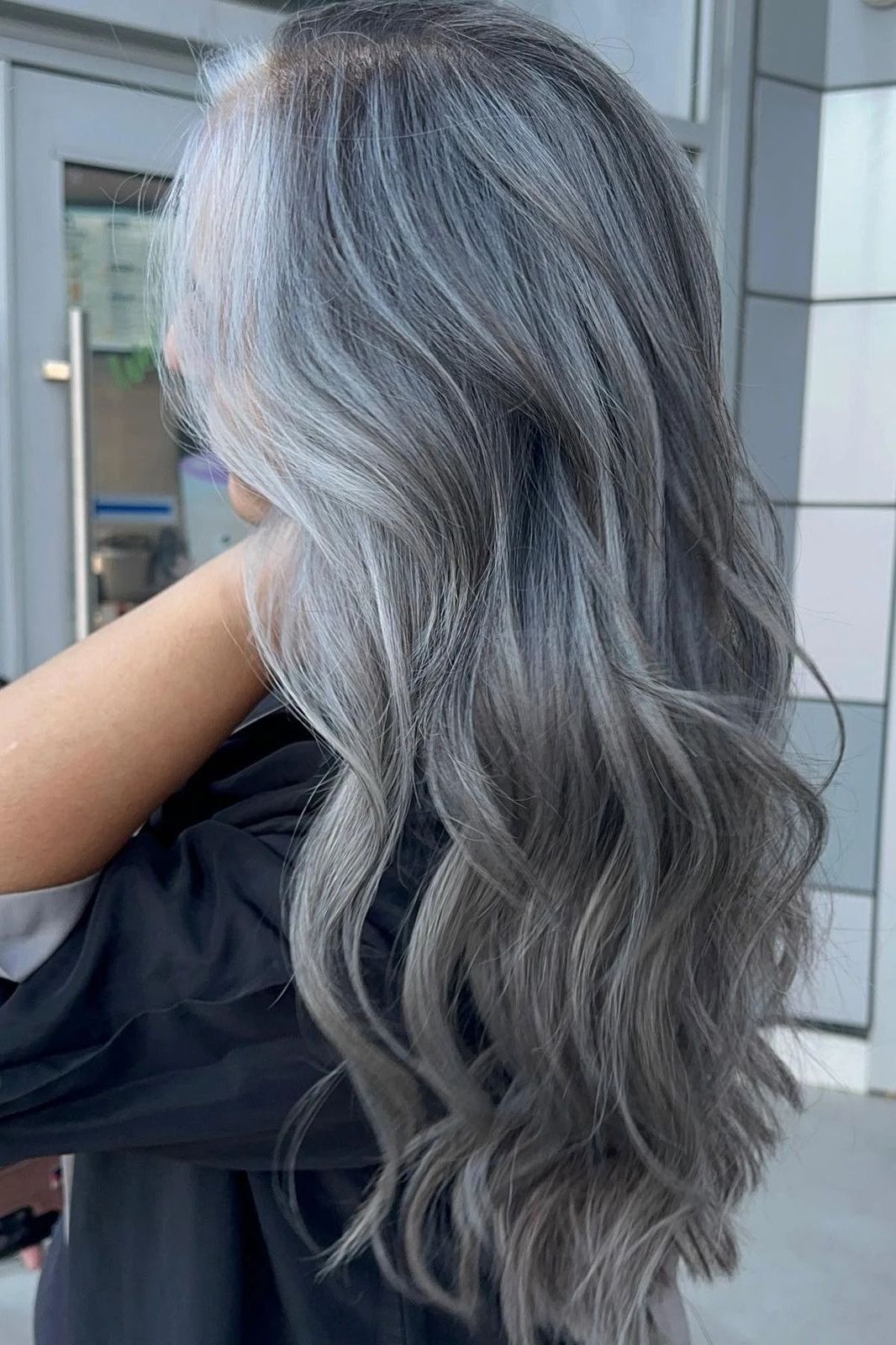 Collarbone Lob With Natural Gray Transition Collarbone Lob With Natural Gray Transition — Gray Blending Highlights